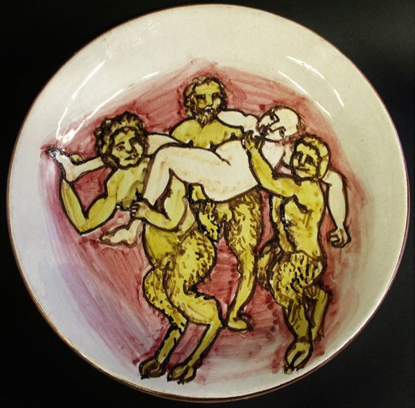 Piatto parietale, anni 60, manifattura Fratelli Fratantoni, in ceramica smaltata e dipinta in policromia, raffigurante tre satiri e figura maschile, diam. cm 36