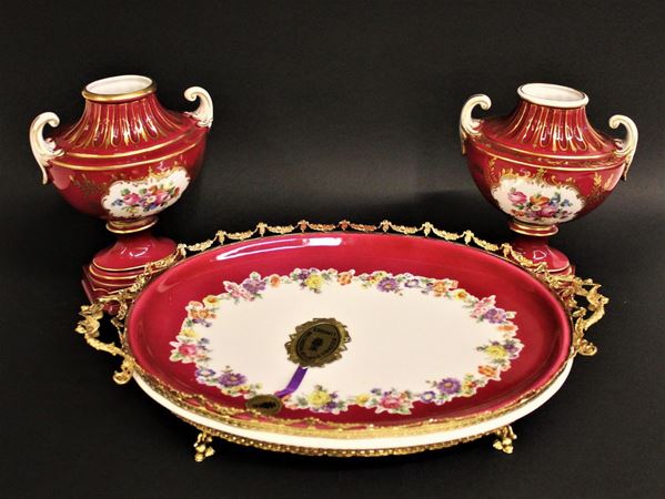 Vassoio e due vasetti, Francia, sec. XX, manifattura di Sevres, in porcellana lumeggiata in oro, decorata a fiori e profilata in metetallo dorato, vassoio cm 40x24 (3)