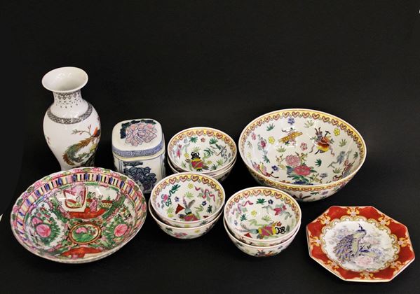 Lotto di porcellane orientali, sec. XX/XXI, decorate in policromia, composto da grande ciotola e sei ciotoline, barattolo con coperchio, piccolo piattino ottagonale, ciotola dalla scesa traforata e vasetto, cm 20,5