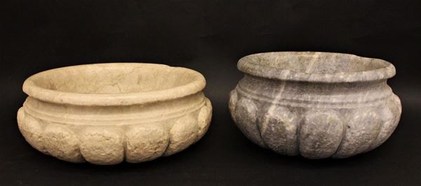 Piccola vasca, sec. XX, in marmo grigio,
