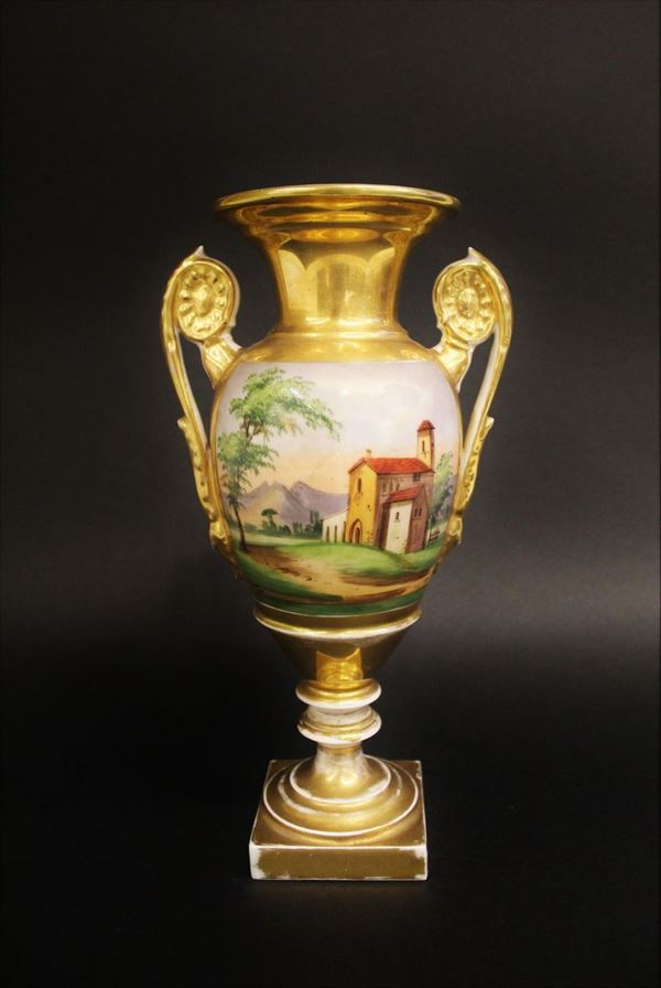 Vasetto ad anfora, prima met&agrave; sec. XIX, in porcellana dorata e dipinta a scena galante e paesaggio, alt. cm 26,5