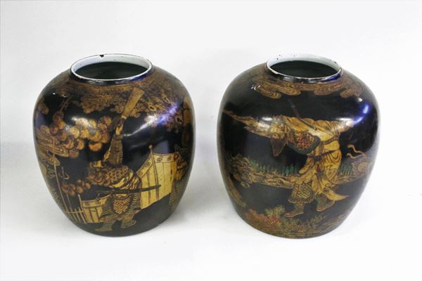 Coppia di vasi, Giappone, sec. XIX/XX, in porcellana decorata in oro a motivi figurati su fondo nero, alt. cm 22