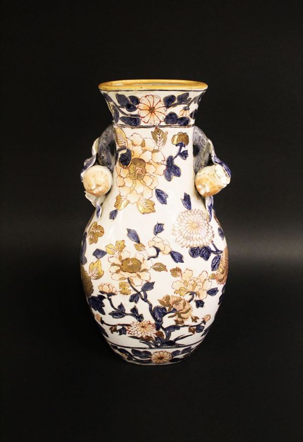 Vaso, Cina, dinastia Qing, sec. XIX, in porcellana a decorazione Imari, anse a motivio fruttiformi, alt. cm 36