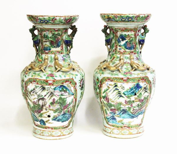 Coppia di vasi, Cina, sec. XIX/XX, in porcellana dipinta in policromia nei toni del verde, corpo scandito da ampie riserve dipinte a paesaggi, coppie di dragoni a rilievo ornano il collo e la spalla, alt. cm 44, difetti rotture e incollaggi