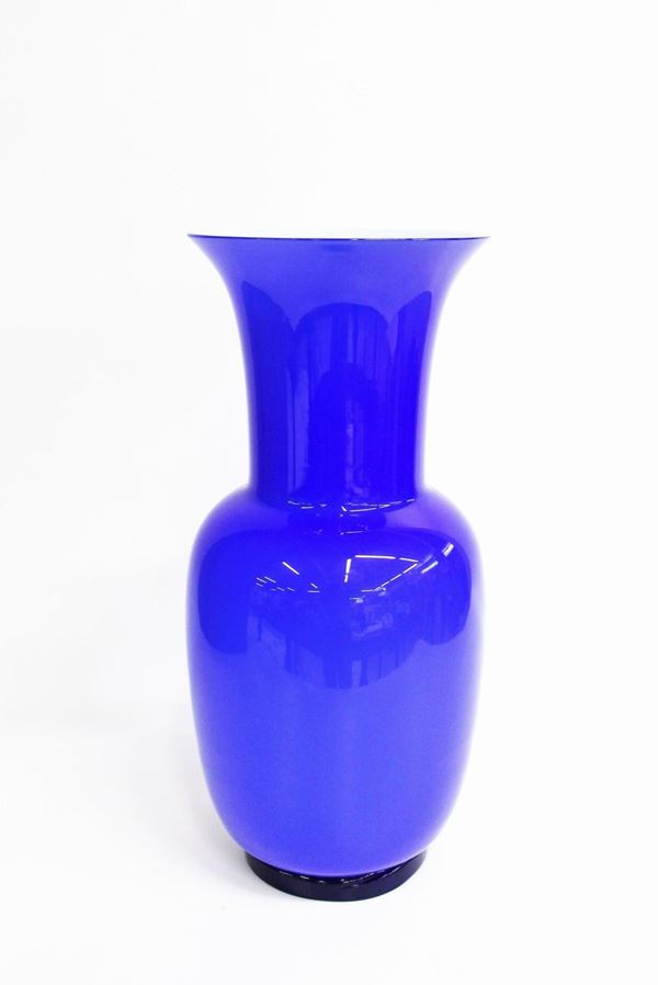 Vaso, Murano, sec. XX, manifattura Venini, modello Oplaino, in vetro opalino celeste e lattimo, soffiato e incamiciato, firma incisa al fondo e datato 92, alt. cm 36