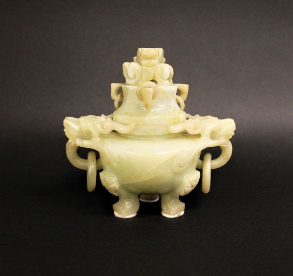 Incensiere, Cina, dinastia Quing, sec. XIX, in giada, con coperchio ed anse