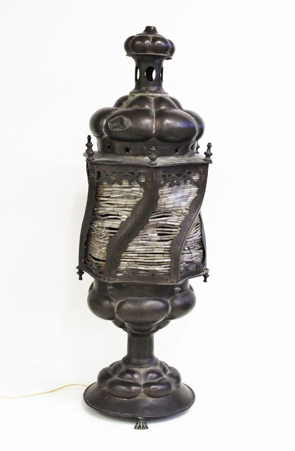 Lampada da tavolo, sec. XVIII/XIX, in lamierino di rame sbalzato e traforato, applicazioni in vetro lattimo, alt. cm 80