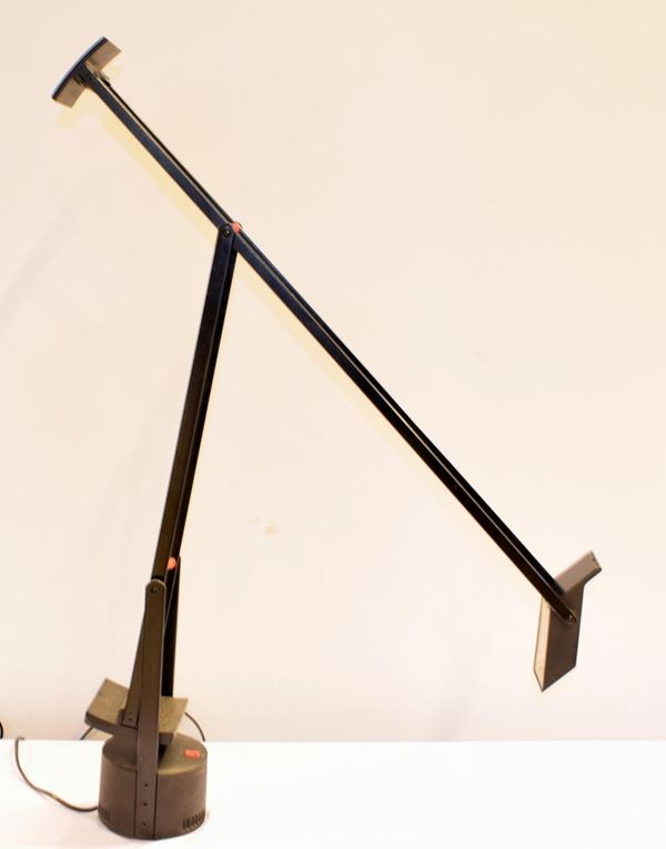 Lampada da tavolo Tizio di Artemide  - Asta GIOIELLI, ARGENTI, DIPINTI E OGGETTI D'ARTE ANTICA E CONTEMPORANEA - Poggio Bracciolini Casa d'Aste