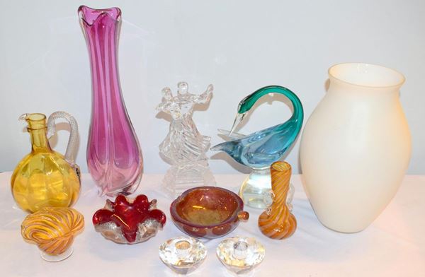 Lotto di undici oggetti tra vasi , portacandele e sculture