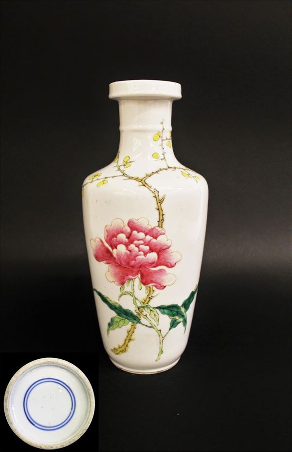 Vaso, Cina, sec. XIX, in porcellana bianca dipinta in policromia a motivi floreali, alt. cm 25