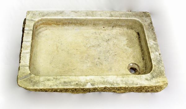 Lavabo, sec. XIX, in marmo bianco, a sezione rettangolare, cm 90x59x17