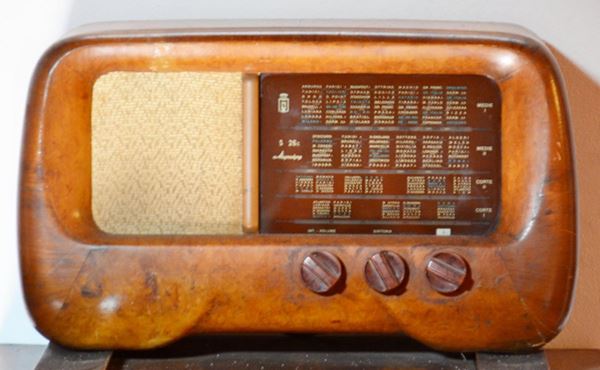 Radio, anni 50, produzione Magnadyne,  - Asta GIOIELLI, ARGENTI, DIPINTI E OGGETTI D'ARTE ANTICA E CONTEMPORANEA - Poggio Bracciolini Casa d'Aste