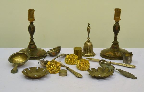 Due portacandele e dieci oggetti, secc. XIX e XX, in metallo