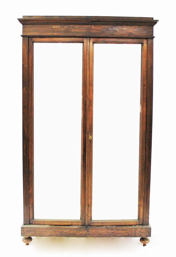 Vetrina, inizi sec. XX, in legno di conifera, fronte e fianchi vetrati, mensole interne regolabili, piedi a trottola