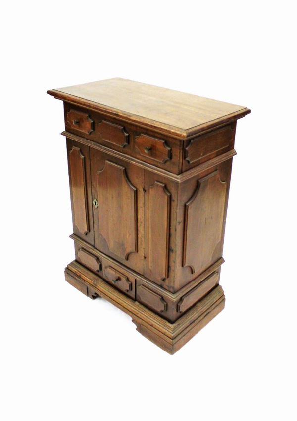 Credenzino, in stile 600, in noce, piano rettangolare a becco di civetta,&nbsp;