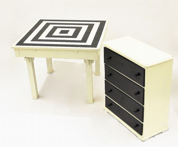 Due tavolini, sec. XIX/XX, in legno laccato bianco e nero, piano ottagonale, cassetto nella fascia, gambe tornite raccordate da traversa, cm 55x57x5763,5x38x78
