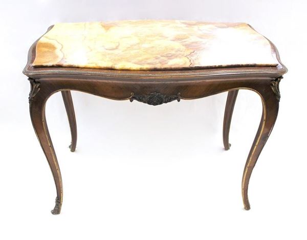 Tavolino, Francia, fine sec. XIX, lastronato in palissandro, piano sagomato in marmo, profili angolari e sabot in metallo dorato, cm 94x55,5x69, difetti