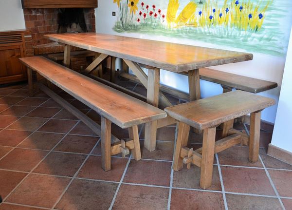 Grande tavolo fratina, sec. XX, in castagno, gambe a capretta, completo di quattro panche, cm 300x83x82