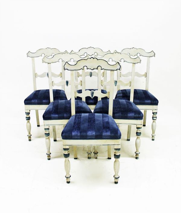 Sei sedie, fine sec. XIX, in legno laccato nei toni dell&#8217;azzurro, spalliera a giorno a cimasa modanata, rivestite in stoffa a righe nei toni del blu, gambe tornite; alt. cm 96 difetti (6)