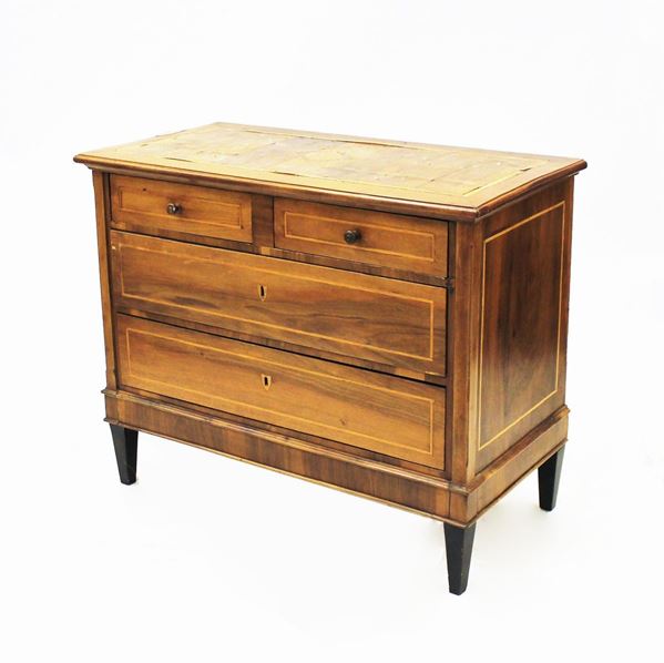 Cassettone, in stile Luigi XVI, in mogano filettato e intarsiato, piano rettangolare sotteso da coppia di cassetti allineati e due cassetti sovrapposti a tutta lunghezza, gambe troncopiramidali ebanizzate 117x57x94