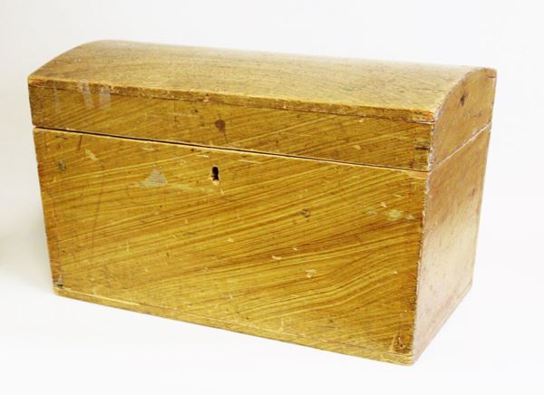 Piccolo baule, sec. XIX, in legno laccato, fronte e fianchi svasati, coperchio bombato incernierato, cm 60,5x36,5x34