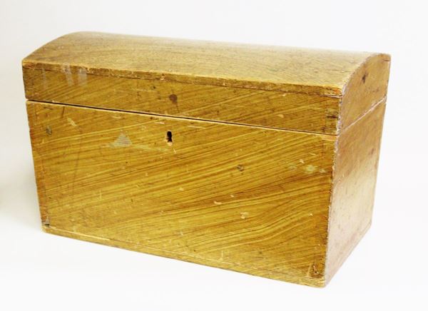 Piccolo baule, sec. XIX, in legno laccato, fronte e fianchi svasati, coperchio bombato incernierato, cm 60,5x36,5x34