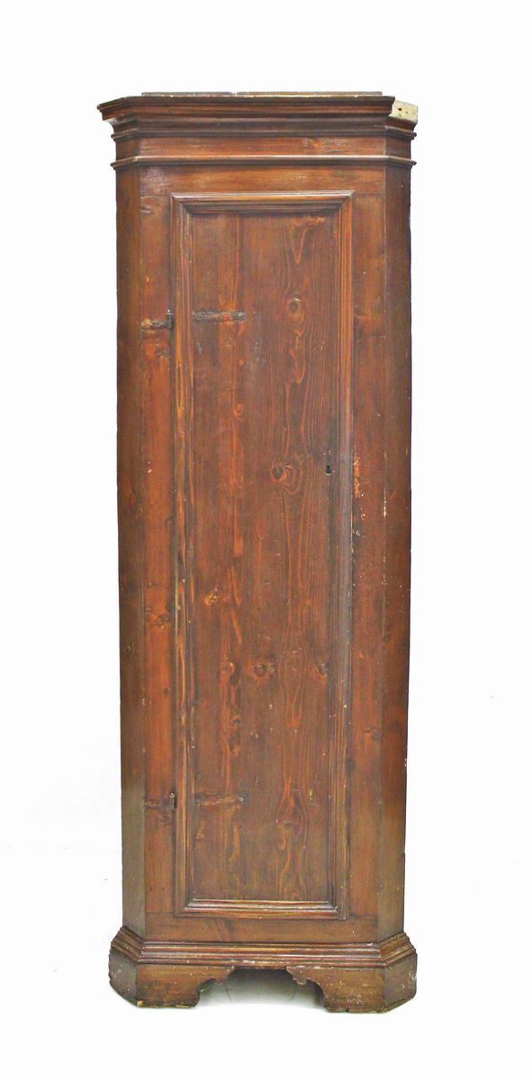 Angoliera, sec. XX, in abete, fronte scantonato ad uno sportello specchiato, cimasa rettilinea gradinata aggettante, piede a mensola, cm 70x45x208