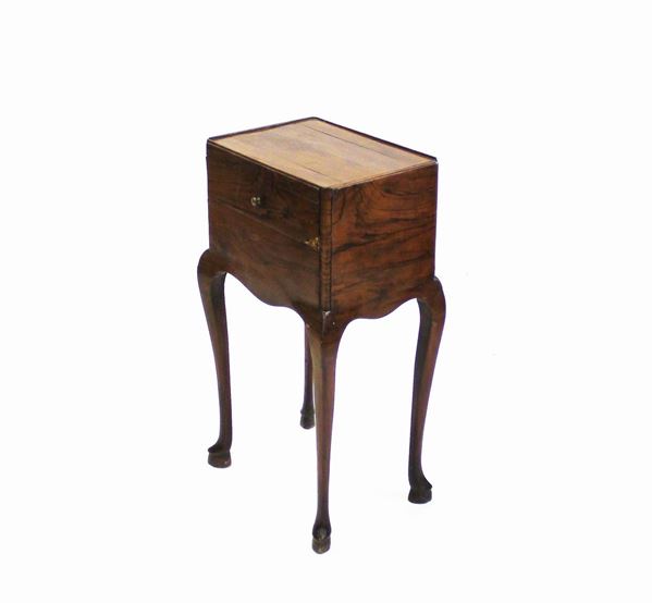Piccolo mobile da servizio da centro, Toscana, sec. XVIII, lastronato in noce, piano rettangolare sotteso da cassetto a tutta lunghezza, al retro vano chiuso da sportellino amovibile, grembialina sagomata, gambe mosse desinenti su piede a zoccolo, cm 44,5x34,5x85