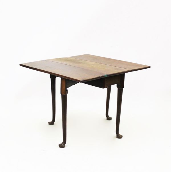 Tavolino a bandelle, Inghilterra, sec. XIX, in mogano, piano rettangolare, gambe troncoconiche rastremate desinenti su piede a cuscinetto, cm 95x98x78