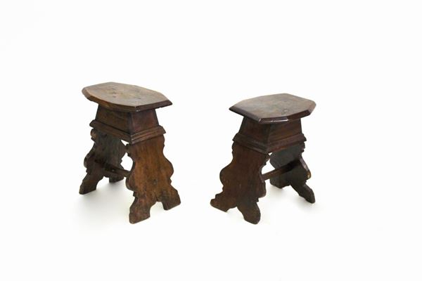 Due panchetti, in stile 500, in noce, seduta ottagonale, sostegni ad asso di coppe raccordati da traversa, simili tra loro, alt. massima cm 50, costruiti con materiale antico (2)