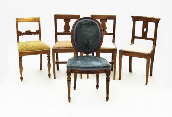Lotto di cinque sedie, sec. XIX, in noce, fogge e dimensioni varie, alt. massima, cm 92 (5)