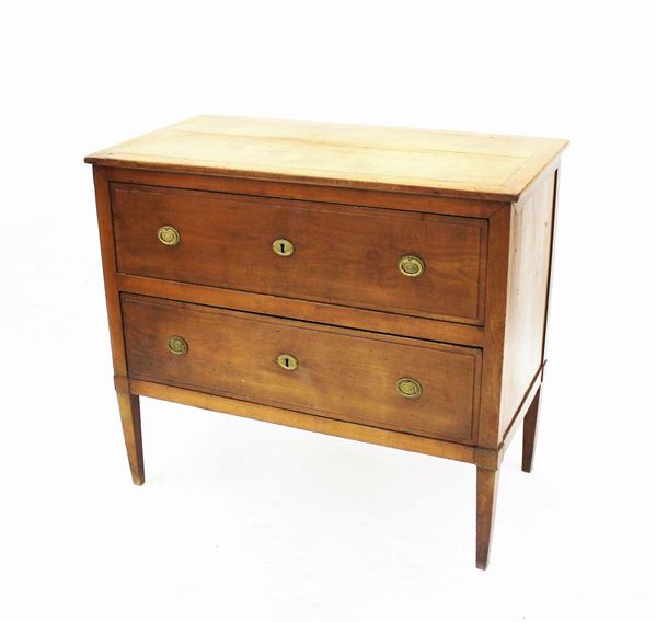 Cassettone, sec. XVIII/XIX, in noce, piano rettangolare sotteso da ampia coppia di cassetti a tutta lunghezza, gambe troncopiramidali, cm 110x57x97