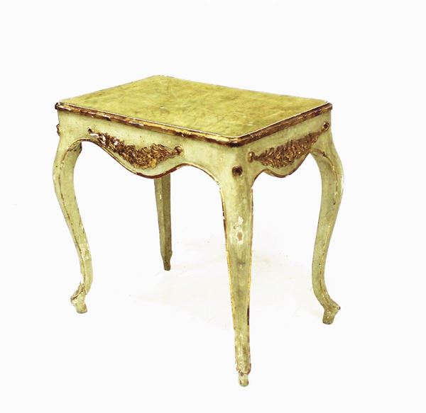 Tavolino da centro, sec. XVIII, in legno laccato nei toni del verde, piano