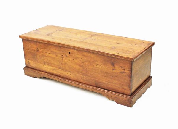 Cassapanca, sec. XIX, in legno di conifera, piano rettangolare incernierato, fonte e fianchi lineari, piedi a mensola, cm 150x54x53
