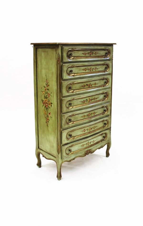 Cassettiera settimino, in stile veneto del 700, in legno laccato nei toni del verde e dipinto in policromia a motivi floreali, fronte a sette cassetti a riserve mistilinee nervate, grembialina centinata, gambe mosse, cm 82,5x40x128,5