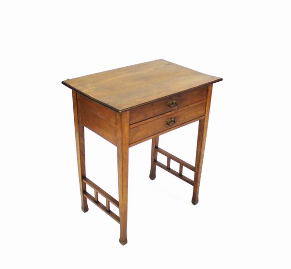 Tavolino, inizi sec. XX, in faggio, piano rettangolare sotteso da coppia di cassetti a tutta lunghezza, gambe troncopiramidali raccordate da traverse, cm 63x43x75