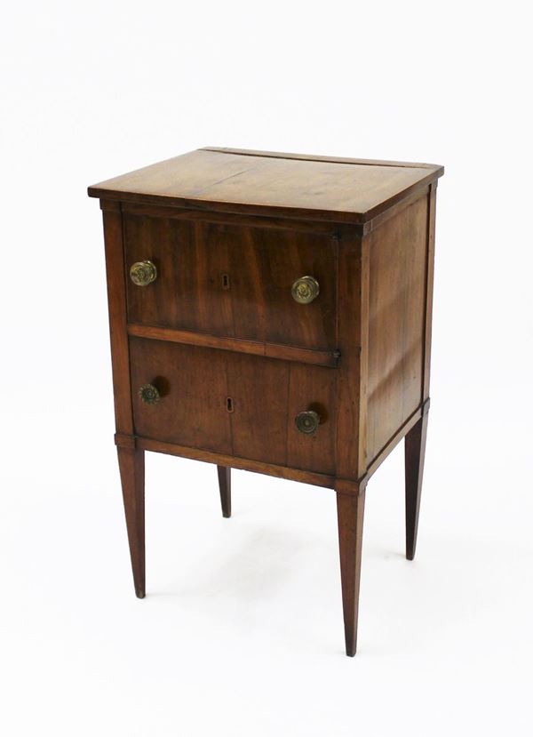 Comodino, Toscana, fine sec. XVIII, in noce, piano rettangolare, uno sportello ed un finto cassetto, gambe troncopiramidali rastremate, cm 51x42,5x84, modifiche