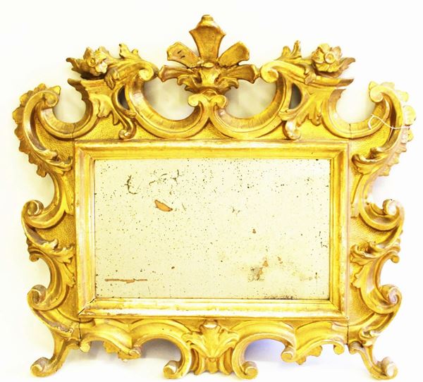 Specchiera, sec. XVIII, in legno dorato, luce rettangolare, ampie volute&nbsp;&nbsp;  - Asta GIOIELLI, ARGENTI, DIPINTI E OGGETTI D'ARTE ANTICA E CONTEMPORANEA - Poggio Bracciolini Casa d'Aste