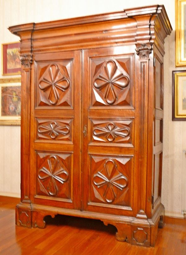 Armadio, sec. XVIII, in noce intagliato, due sportelli