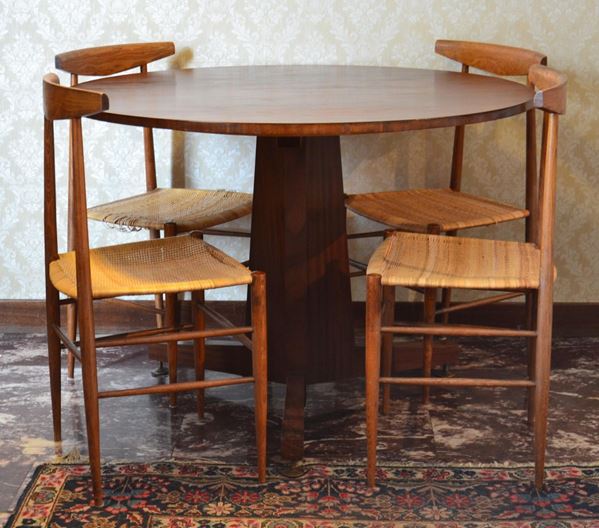 Tavolo e quattro sedie, anni 50, in palissandro,  - Asta GIOIELLI, ARGENTI, DIPINTI E OGGETTI D'ARTE ANTICA E CONTEMPORANEA - Poggio Bracciolini Casa d'Aste