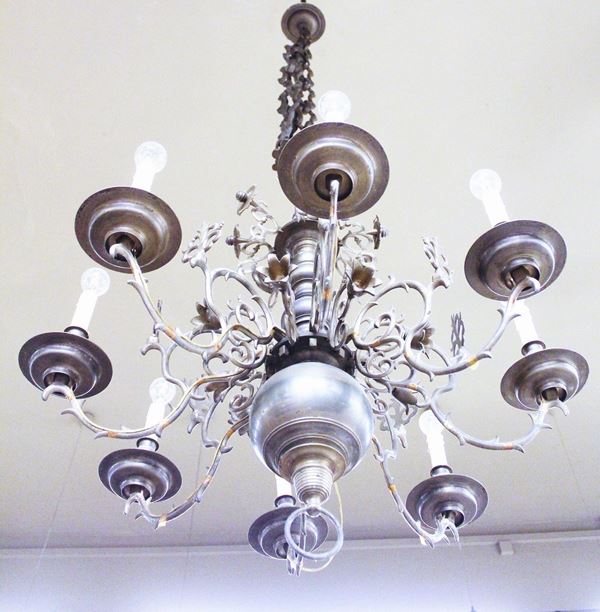 Lampadario, Olanda, sec. XVIII, in bronzo, fusto centrale tornito su cui si innestano otto bracci a volute desinenti in bobeche , diam. cm 70&nbsp;&nbsp; alt. cm 90 circa