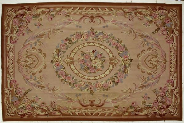 Tappeto Aubusson, sec. XX, campo a motivo floreale nei toni del rosa,&nbsp;&nbsp;&nbsp;&nbsp;&nbsp;