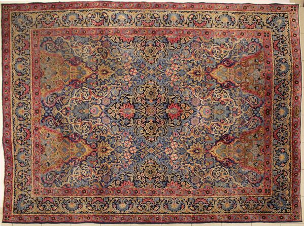 Tappeto Persiano, sec. XX, impianto a motivi floreali nei toni del celeste e del rosa, cm 298x240