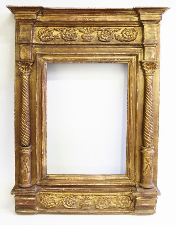 Cornice a tabernacolo, sec XIX, in legno scolpito e dorato, luce&nbsp;&nbsp;&nbsp;&nbsp;&nbsp;&nbsp;&nbsp;&nbsp;&nbsp;&nbsp;