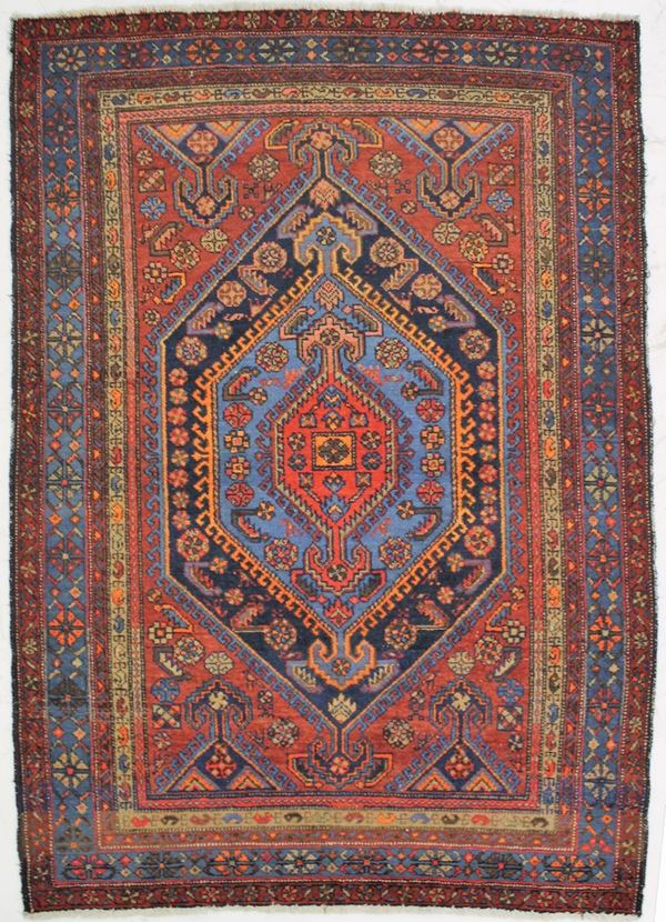Tappeto anatolico, vecchia manifattura, ad impianto geometrico nei toni del rosso e del blu, cm 186x135