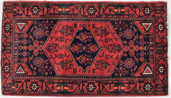 Tappeto, Caucaso, sec. XX, impianto geometrico nei toni del rosso, cm 198x110