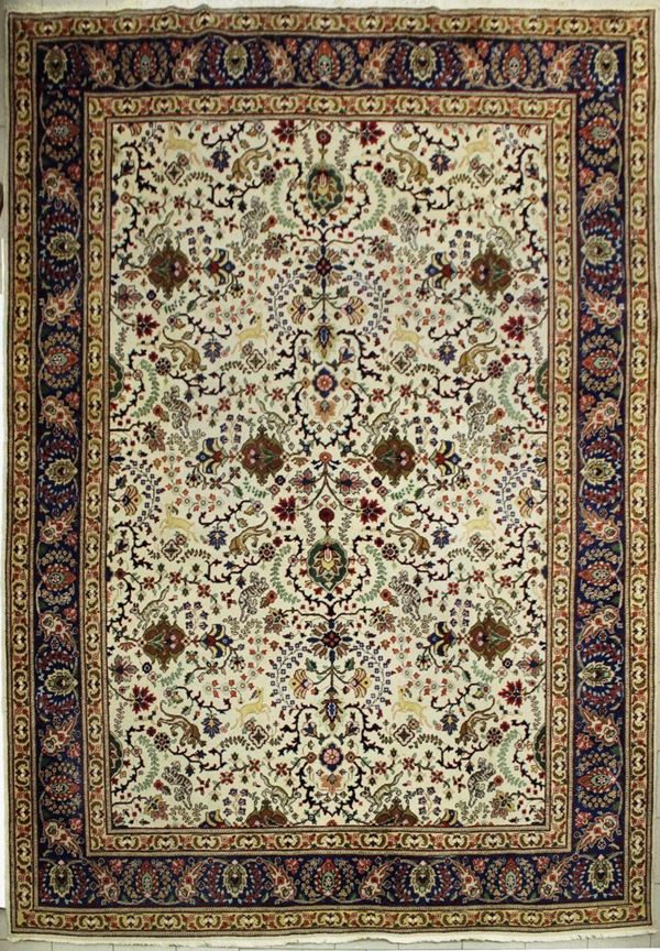 Tappeto persiano, Tabriz, sec. XX, campo chiaro decorato a girali fogliate intervallato da motivi zoomorfi, fascia di bordura nei toni del celeste, cm 400x297