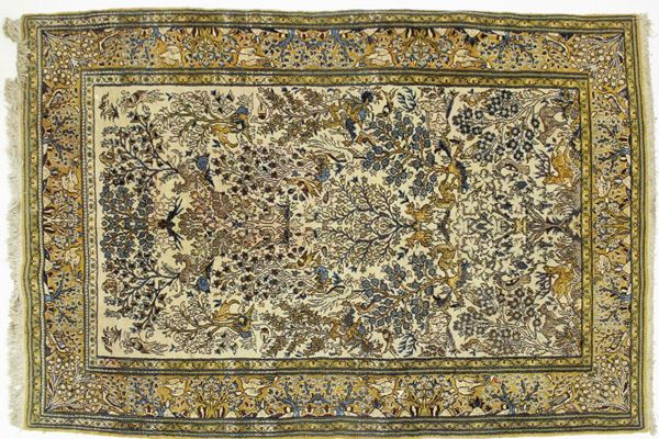 Tappeto persiano, Tabriz, nei toni dell&#8217;avana, decorato a motivi vegetali e animali, cm 232x153