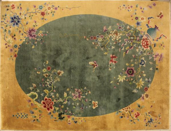 Tappeto, Cina, sec. XX, nei toni del marrone e del verde decorato a motivi vasiformi e floreali, cm 348x265