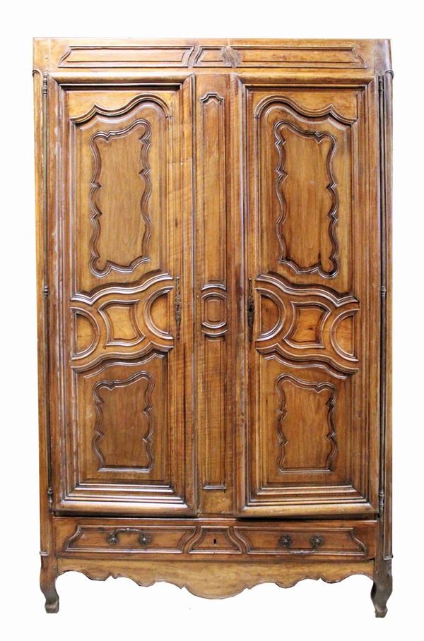 Armadio, Piemonte, sec. XVIII, in noce, fronte a due ante a riserve curvilinee percorse da nervature, cassetto a tutta lunghezza,&nbsp; grembialina centinata, piedi mossi, cm 156x70x260, mancanze